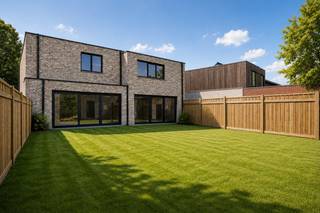 In het charmante Sint-Eloois-Winkel, deelgemeente van Ledegem, worden deze vier kwalitatieve nieuwbouwwoningen gerealiseerd. De rustige ligging wordt gecombineerd met een uitstekende bereikbaarheid naar Kortrijk en de A17.<br /><br />De woningen worden gebouwd volgens de nieuwste EPB-normen met bijzondere aandacht voor energiezuinigheid, comfort en duurzaamheid. Bovendien geniet u mogelijk van het verlaagde BTW-tarief van 6%, interessant voor zowel eigen bewoning als investering.<br /><br />Bij het binnenkomen wordt u verwelkomd in een ruime inkomhal met gastentoilet en vestiaire. De lichtrijke leefruimte omvat een zitruimte, eetplaats en open keuken met aansluitende technische berging.<br /><br />Op de verdieping bevinden zich drie volwaardige slaapkamers, een tweede berging, apart toilet en een badkamer met ligbad en inloopdouche.<br /><br />Elke woning beschikt bovendien over een privatieve tuin met terras.<br /><br />Troeven:<br />•⁠  ⁠Mogelijkheid tot 6% BTW<br />•⁠  ⁠Energiezuinige nieuwbouw<br />•⁠  ⁠3 volwaardige slaapkamers<br />•⁠  ⁠Badkamer met ligbad én inloopdouche<br />•⁠  ⁠Privatieve tuin met terras<br />•⁠  ⁠Garagebox optioneel aan te kopen<br />•⁠  ⁠Rustige ligging met vlotte bereikbaarheid<br /><br />Voor meer informatie of een bezoek, contacteer Simon via simon@vicusvastgoed.be of op het nummer 0498 12 37 08.