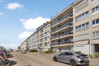 Dit mooi appartement op de derde verdieping heeft 2 terrassen ( voor en achterkant van het appartement) telkens met een grootte van 8m².De living is...