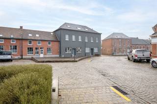 <p>Au cœur d'Everbeek, commune de Brakel, vous trouverez cette maison familiale prête à être emménagée et entièrement équipée, située dans un endroit particulièrement recherché.</p><p>La propriété bénéficie de hauts plafonds, ce qui crée une agréable sensation d'espace, et dispose de trois chambres à coucher de taille normale, avec la possibilité de créer une quatrième chambre à coucher en plus. Il y a également une salle de bains moderne et une cuisine entièrement équipée. La véranda adjacente est idéale comme espace de vie supplémentaire avec vue sur l'extérieur. Le parking est facilement accessible devant la maison.</p><p>Techniquement, la maison est entièrement équipée : chauffage au gaz, panneaux solaires avec batterie domestique, pompe à chaleur pour l'eau chaude sanitaire et climatisation réversible air/air (chaud et froid) au rez-de-chaussée et au premier étage assurent un confort de vie contemporain et une efficacité énergétique accrue.</p><p>Une valeur ajoutée absolue est le dernier étage, qui est conçu comme un espace de vie quasi-indépendant avec sa propre cuisine, son espace de vie, sa salle de bain et sa chambre à coucher. Idéal pour les parents, les enfants ou une maison kangourou.</p><p>Une occasion unique de vivre dans un endroit magnifique, avec de l'espace, du confort et de la flexibilité dans le centre d'Everbeek.</p><p>Pour plus d'informations ou pour planifier une visite, veuillez contacter notre bureau.</p>