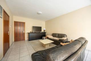 <p>In het dorpscentrum van Westmalle, in een kleinschalige residentie zonder lift bevindt zich dit appartement van 83m² met 3 slks, overdekt terras van 14m² en achtergelegen garagebox, extra bij aan te kopen aan € 25.000. Het appartement is momenteel verhuurd. Ideaal appartement voor starters of als vastgoedinvestering!<br />Het appartement heeft energielabel E, epc waarde: 444kWh/m², de wettelijke renovatieverplichting is van toepassing. Het appartement wordt verwarmd met elektrische accumulatiekachels, de ramen zijn in pvc met dubbele beglazing.<br /><br />INDELING: Inkomhal (2m²); apart toilet met handenwasser (1m²); woonkamer (26m²); keuken (9m²); nachthal (4,5m²); badk (4m²) met ligbad, lavabo met spiegel, wandtegels; berging met elektrische boiler en aansluiting wasmachine (4m²); 3 slks (12m², 10,5m², 10,5m²); overdekt terras 14m². Achter het gebouw bevindt zich een garagepoort met manuele kantelpoort ( b. 2,5m x l. 5m) en een gemeenschappelijke fietsenberging.<br /><br />Woning kopen of verkopen in Malle? Bel ons voor een gratis schatting of advies 03 361 51 51 of via info@yvesvanpelt.be</p>