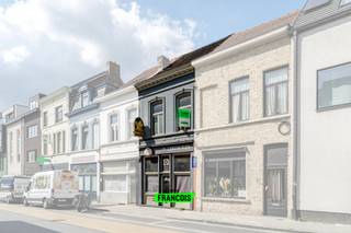 Dit handelspand is gelegen aan de Zwijnaardsesteenweg, op wandelafstand van de Ledeganck en met een vlotte verbinding naar het centrum van...