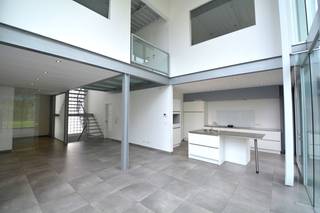 Luxueuze, moderne woning (bj. 2014) gelegen te Wommelgem centrum op wandelafstand van winkels, bestaande uit: inkomhal met apart toilet en...