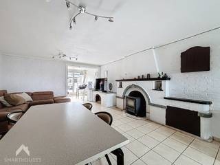 <p>Instapklare woning in een rustige omgeving bestaande uit een inkomhal, ruime woonkamer met eet-en zithoek, voorplaats/bureel, uitgeruste keuken met eetplaats, 1<sup>ste</sup> badkamer (ligbad, lavabomeubel en toilet) en een onderhoudsvriendelijke tuin met groot terras en tuinberging. Op de 1<sup>ste</sup> verdieping zijn twee slaapkamers, 2<sup>de</sup> badkamer (douche en toilet) en een vaste trap naar de 2<sup>de</sup> verdieping die afgewerkt is met een derde en vierde slaapkamer en een trapluik naar de zolder.</p>
<p>Extra troeven:</p>
<ul>
<li>Energiezuinig</li>
<li>Conforme keuring elektriciteit</li>
<li>Dubbele beglazing en CV op gas</li>
<li>Zuidwest gerichte tuin</li>
<li>Parkeergelegenheid voor de woning</li>
<li>Instapklaar</li>
</ul>
<p></p>
<p>Deze woning is te koop ZONDER makelaar via het concept van Smart Houses! Wenst U verdere inlichtingen of bezoek? Contacteer rechtstreeks de eigenaar via 0477/35.13.07</p>