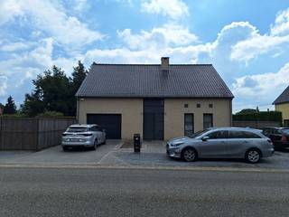 Deze mooie open bebouwing te Zonhoven bestaat op het gelijkvloers uit een inkomhal, living, keuken, toilet, wasplaats, garage en tuin met terras.Op...