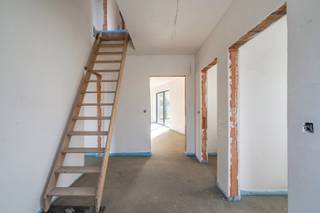 Deze vrijstaande woning (CASCO +) is een moderne gezinswoning gelegen langs een rustige straat, vlakbij scholen, winkels, openbaar vervoer...