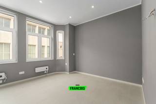 In de Koniniginlaan 5, een rustige éénrichtingsstraat pal in het centrum van Blankenberge, bevindt zich deze volledig gerenoveerde duplex op de bovenste twee verdiepingen van een kleinschalig gebouw met slechts drie appartementen. Hier woon je op wandelafstand van het openbaar vervoer, winkels, het handelscentrum én de zeedijk, en toch geniet je van rust en privacy.<br /><br />Deze instapklare duplex werd grondig aangepakt: niet alleen het interieur werd vernieuwd, ook de gevel werd geïsoleerd en vernieuwd. Je bereikt het appartement via de centrale traphal.<br /><br />Bij het betreden van de tweede verdieping valt meteen de moderne afwerking op. De nieuwe, volledig uitgeruste keuken en de overvloed aan natuurlijk licht maken van de leefruimte een gezellige en aangename plek. Verder vinden we op dit niveau een apart gastentoilet, een praktische berging en een eerste slaapkamer met eigen douchefaciliteit.<br /><br />Op de bovenverdieping bevindt zich de tweede slaapkamer, die eveneens ruim en licht is.<br /><br />Extra troef: mogelijkheid tot aankoop van een garagebox in de Steenstraat, perfect om zorgeloos te parkeren in het centrum. <br /><br />Mis uw kans niet en plan uw bezoek alvast in!<br /><br />