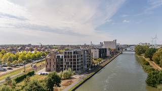 <p><u><strong>SCHRIJF JE NU IN VOOR DE BEZOEKDAG OP 19/09/2026</strong></u><br /><br />Welkom in deze schitterende penthouse, gelegen op de vijfde verdieping van een modern gebouw aan de Zuidkaai in Izegem. Deze instapklare penthouse biedt een luxe afwerking die een warme en stijlvolle ambiance creëert. Met een royale bewoonbare oppervlakte van 168 m² en twee terrassen van 20 en 30 m², beschikt u hier over een prachtige leefruimte die perfect is voor zowel ontspanning als het ontvangen van gasten. De woonkamer is licht en uitnodigend, terwijl de open keuken aanzet tot culinaire creaties in een mooie setting.<br /> </p>

<p>Deze woning omvat drie comfortabele slaapkamers, ideaal voor een gezin of als thuiswerkplek, en een zorgvuldig ontworpen badkamer die het welzijn bevordert met de nodige luxe. Het penthouse is niet enkel tijdloos ingericht, maar ook strategisch gelegen in de nabijheid van lokale voorzieningen, zodat u de levendigheid van de stad gemakkelijk kunt ervaren. Dit is de perfecte plek voor wie zoekt naar een harmonieuze combinatie van comfort en stijl in een bruisende omgeving.<br /><br />Extra troeven: </p>

<ul>
	<li>Vloerverwarming</li>
	<li>Regenwater op terras</li>
	<li>Zonneluifels, screens en vliegenhor</li>
	<li>Waterontkalker</li>
	<li>Domotica</li>
</ul>

<p><br />Parkeerplaats moet verplicht aangekocht worden aan een prijs van <strong>22.000 euro </strong>met optie tot garagebox 35.000 euro.<br /><br />Interesse in deze topper? Neem snel contact op met Dominique +32 476 77 31 31  of Dominique@vastgoedcanniere.be en ontdek jouw toekomstige droom penthouse!</p>
