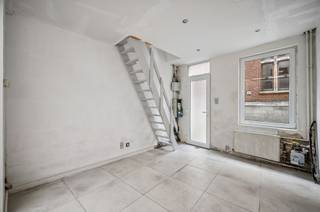 Deze totaal te renoveren woning biedt u de kans om alles naar uw eigen smaak en stijl in te richten. Zowel de technieken als het dak en de...