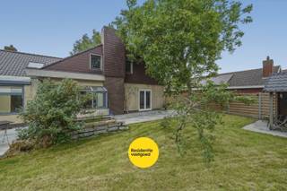 Deze ruime bungalow in Oudenburg geniet van een uitstekende ligging, op wandelafstand van het centrum en vlak bij de vaart, waar rust en groen samenkomen.<br />Gezien het een bungalow betreft, bevinden alle ruimtes zich op het gelijkvloers, wat zorgt voor optimaal wooncomfort en een vlotte toegankelijkheid ook voor de toekomst.<br /><br />Verder beschikt de woning over een inpandige garage, een ruime oprit en een zonnige, mooi georiënteerde tuin met tal van mogelijkheden voor ontspanning, spelende kinderen of tuinliefhebbers.<br /><br />Het geïsoleerde dak en het gunstige EPC (292 kWh/m²) vormen een sterke basis op energetisch vlak. De zolder zal je verrassen gezien hier echt een volwaardig verdiep kan in ondergebracht worden, alsook beschikt de woning op het gelijkvloers al over 3 slaapkamers.<br /><br />Een ideale gezinswoning voor wie op zoek is naar ruimte, comfort en een centrale ligging in Oudenburg. Voel je je geroepen om een kijkje te komen nemen in deze ruime bungalow aarzel niet ons te contacteren.