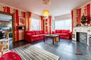 Op zoek naar een woning die rust, ruimte én potentieel combineert? Ontdek deze charmante, volledig onderkelderde alleenstaande woning op een perceel van 655 m² in het landelijke Houthulst. Hier geniet je van volledige privacy, open vergezichten en een zuidgerichte tuin met ponypiste : een droomplek voor dierenliefhebbers en buitenmensen.<br /><br />Binnenin wacht een verrassend ruime woning met een lichtrijke leefruimte, volledig uitgeruste keuken en een polyvalente bureauruimte die ook perfect dienst kan doen als derde slaapkamer. Zowel op het gelijkvloers als op de eerste verdieping is een volwaardige badkamer aanwezig, telkens uitgerust met ligbad, lavabo en toilet.<br /><br />Uniek aan deze woning is de grote functionele ruimte: een kelder onder de volledige woning, twee garages, én twee zolders (waarvan één bereikbaar via een uitklapbare trap, en één boven de garage). Ideaal voor wie nood heeft aan extra opbergruimte, hobbyruimte of een werkatelier.<br /><br />Recent werd de woning voorzien van warmtepompen, waardoor je duurzaam en energiezuinig verwarmt, met meer comfort tot gevolg.<br /><br />De volledig omheinde tuin van ca. 595 m² is zuidgericht en biedt een schitterend zicht op de omliggende hooivelden. Dankzij de aanwezige ponypiste en ruime tuin is dit een ideale woning voor wie houdt van het buitenleven, dieren of tuinieren.<br /><br />Troeven:<br />2 slaapkamers + bureau (mogelijk 3e slaapkamer)<br />2 badkamers<br />Grote kelder, dubbele garage en twee zolders<br />Recent voorzien van warmtepompen<br />Zuidgerichte tuin met ponypiste<br />Rustige, landelijke ligging met weids uitzicht<br /><br />📞 Interesse? Contacteer Thijs:<br />📲 051 57 54 61<br />📧 friedel@grouptrybou.be | thijs@grouptrybou.be