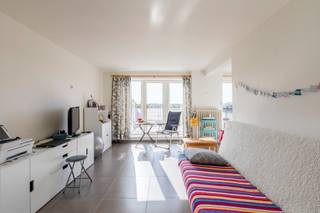 Dit gezellige appartement beschikt over één slaapkamer en een sfeervolle woonkamer die naadloos overgaat in een open keuken. De badkamer en...