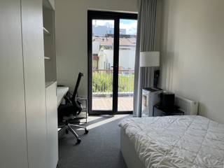 Studentenkamer gelegen in een gezellige studentenresidentie op toplocatie. Deze kamer is gemeubeld en heeft eigen sanitair (douche en toilet).<br />In het gehuurde goed zijn de volgende (nuts)voorzieningen/diensten aanwezig, dewelke gedeeld worden met de andere bewoners: een ingerichte keuken, ruime living, fietsenberging, tv-aansluiting, centrale verwarming en schoonmaak van de gemeenschappelijke delen. <br /><br />De residentie biedt haar studenten een aangename en comfortabele woonomgeving waar samen studeren en ontspannen centraal staan.<br />De huurprijs bedraagt €600 met een provisie van €60 voor de nutsvoorzieningen.<br /><br />Minimum huurtermijn van 1 jaar.
