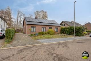 Deze verzorgde, residentieel gelegen gelijkvloerse woning bevindt zich aan de Populierenstraat 7 te Kuringen (Hasselt). De ligging is bijzonder gunstig: op slechts ca. 3,5 km van de E313, met scholen, openbaar vervoer en winkels binnen een straal van 1,5 tot 3 km. Bovendien bereikt u de Grote Markt van Hasselt in slechts 10 minuten fietsen.<br /><br />De woning, gebouwd in 1980, is gelegen op een perceel van 6a 78ca en werd doorheen de jaren goed onderhouden en deels gerenoveerd. Zo werd in 2012 een moderne open keuken geplaatst, uitgerust met kwalitatieve SIEMENS-toestellen (microgolfoven, heteluchtoven, keramische kookplaat, dampkap, vaatwasser en anderhalve spoelbak).<br /><br />Daarnaast beschikt de woning over:<br />- Zonnepanelen (6000 Wp) met groenestroomcertificaten (€230 x 6/jaar)<br />- Airconditioning (warmtepomp) in de leefruimte<br />- Geïsoleerde spouwmuren<br /><br />Indeling:<br />U betreedt de woning via de inkomhal met apart toilet. De lichtrijke leefruimte met natuurstenen vloer, houtkachel en airco sluit naadloos aan op de eetkamer en de open keuken. Verder zijn er een praktische wasplaats/berging en een inpandige garage (toegankelijk via de achterzijde).<br />Via de leefruimte en keuken heeft u directe toegang tot de tuin, die uitkijkt op een rustige, groene omgeving.<br /><br />Op het gelijkvloers bevinden zich tevens drie slaapkamers en een badkamer uitgerust met douche en wastafel.<br /><br />Extra bergruimte is voorzien dankzij een kruipkelder en een zolder van ca. 50 m² (betonnen vloerplaat).<br /><br />De woning wordt verwarmd op stookolie (ondergrondse mazouttank).<br /><br />Troeven:<br />+ Gelijkvloers wonen<br />+ 3 slaapkamers<br />+ Zonnepanelen (6000 Wp)<br />+ Inpandige garage + oprit<br />+ Zolder en kruipkelder<br />+ Vernieuwde keuken<br />+ Rustige, gunstige ligging<br /><br />Bent u op zoek naar een comfortabele en goed onderhouden woning in een aangename omgeving? Neem dan contact op via stephanie@vestio.com of bel naar 0474-73 64 84.