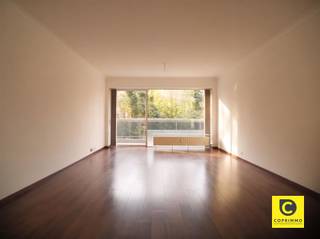 <p><span>Appartement rénové de 2 chambres à coucher sur la Fruithoflaan</span></p><p><span>Cet appartement de 2 chambres à coucher prêt à l'emploi, calme mais situé au centre, avec une grande terrasse orientée au sud, une cave, un abri à vélos et un garage box, bénéficie d'une situation centrale sur la Fruithoflaan à Berchem. Cette propriété est à distance de marche des magasins, des transports publics, des routes d'accès importantes, des écoles,... </span></p><p><span> </span></p><p><span>L'appartement se compose comme suit :</span></p><p><span> </span></p><p><span>Hall d'entrée :</span></p><p><span>Vous entrez dans l'appartement par le hall d'entrée qui dispose d'une armoire encastrée et donne accès à la cuisine, à l'espace de vie et au hall de nuit.</span></p><p><span> </span></p><p><span>Cuisine :</span></p><p><span>La cuisine est équipée d'une cheminée à gaz de haute qualité avec une hotte mécanique. Il y a également un four et un lave-vaisselle. En outre, le plan de travail en pierre naturelle offre un grand espace de travail et de nombreux placards et rangements.</span></p><p><span> </span></p><p><span>Espace de vie et chambres :</span></p><p><span>Le salon, spacieux et surtout accueillant, jouit d'une grande luminosité grâce aux fenêtres rénovées qui donnent accès à la terrasse. Il est situé sur un beau sol stratifié et est équipé de connexions pour la télédistribution. </span></p><p><span>Les deux chambres spacieuses (9,5 m² et 16 m²) bénéficient d'une belle lumière naturelle et offrent un accès à la terrasse spacieuse et ensoleillée avec une orientation sud.</span></p><p><span> </span></p><p><span>Salle de bains et toilettes :</span></p><p><span>La salle de bains carrelée est équipée d'un lavabo avec son armoire de toilette et d'une belle douche à l'italienne. </span></p><p><span>Les toilettes se trouvent dans une pièce séparée et sont équipées d'un lave-mains et d'une ventilation naturelle.</span></p><p><span> </span></p><p><span>Loyer et disponibilité</span></p><p><span>Loyer : €815/mois + €85/mois (garage box)</span></p><p><span>Charges : €180,00/mois (eau, chauffage central, frais d'entretien et de consommation de la communauté et ramassage des ordures)</span></p><p><span>Disponibilité : 1/09/2026</span></p><p><span> </span></p><p><span> </span></p><p><span>Biens complémentaires :</span></p><p><span>- Abri à vélos</span></p><p><span>- Garage box</span></p><p><span>- 3 fenêtres double vitrage</span></p><p><span>- Mobiscore 9,4/10</span></p><p><span>- Rénovation récente</span></p>