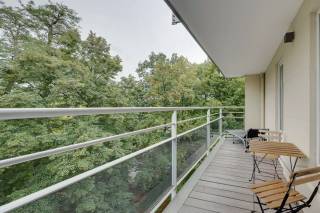 Op de vijfde verdieping van een goed onderhouden residentie bevindt zich dit charmante, recent gerenoveerde appartement met terras. Het appartement is gelegen aan de gegeerde Roest d’Alkemadelaan, in een rustige en aangename buurt van Berchem. Dankzij de gunstige ligging bevinden winkels, scholen en horecazaken zich op korte afstand. Ook het openbaar vervoer is vlot bereikbaar en via de nabijgelegen invalswegen staat u snel in het centrum van Antwerpen en de omliggende gemeenten.<br /><br />Bij het betreden van het appartement komt u terecht in een ruime en lichtrijke leefruimte. De grote raampartijen zorgen voor een aangename natuurlijke lichtinval, terwijl de authentieke parketvloer het geheel een warme en karaktervolle uitstraling geeft. Aansluitend bevindt zich de open keuken, die is uitgerust met de nodige inbouwtoestellen en alle comfort biedt om heerlijk te koken en gezellig samen te genieten.<br /><br />Het appartement beschikt over een ruime masterbedroom met rechtstreekse toegang tot het aangename terras. Ook de tweede volwaardige slaapkamer geeft uit op het terras en kan, afhankelijk van uw wensen, perfect worden ingericht als slaapkamer, bureau of hobbyruimte.<br /><br />De smaakvol afgewerkte badkamer is voorzien van een ruime inloopdouche en een wastafel met praktische opbergruimte. Daarnaast is er voldoende plaats voor een wasmachine en droogkast.<br /><br />Als extra troef beschikt het appartement over een praktische kelderberging, inbegrepen in de prijs. Een autostaanplaats is bijkomend aan te kopen voor € 15.000.<br /><br />Interesse in dit appartement?<br />Contacteer LISTED voor meer informatie of een bezoek via +32 3 283 51 51.
