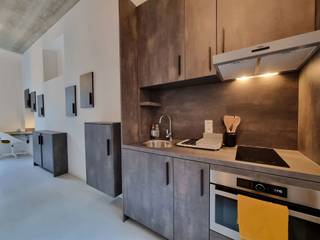 BRUSSEL, (1.01) gelegen in een prachtig POMPIDOU gebouw volledig gerenoveerd, op 200 meter van het metrostation IJzer, prachtige gemeubileerde studio van ±34m² met zeer mooie afwerking. 1e bewoning! Woonkamer met slaapgedeelte en bedframe gemaakt door Hemlock (Schiphol, Leonidas, Swarovski,...). Volledig ingerichte keuken, ingebouwde kasten, studeerkamer, doucheruimte. Het gebouw heeft ook een gemeenschappelijke ruimte met superuitgeruste keuken, wasruimte met wasmachine, en fietsenstalling op de begane grond. Voorziening voor kosten: €215/maand (warm/koud water, verwarming, internet en gemeenschappelijke ruimtes) - PEB: C - Beschikbaar 01/10/2026 - Afmetingen zijn ter informatie.<br /><br />
<p><u>Op de 1e verdieping (1.01)</u></p>
<p></p>
<p>- Woonkamer met kantoorhoek van 36 m²</p>
<p>- Ingerichte open keuken</p>
<p>- Doucheruimte van 4 m²</p>