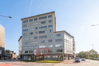 Ben je op zoek naar een goede investering of een eerste woonst? Zoek niet verder! Dit appartement geniet van een gunstige ligging, nabij het centrum van Aalst en op het rondpunt De Haring. Winkels waaronder de Delhaize, scholen, horecagelegenheden en openbaar vervoer zijn op wandel- en fietsafstand te bereiken. Ook de E40 en andere belangrijke verbindingswegen zijn nabij.<br /><br />Indeling:<br />- Inkomhal<br />- Lichtrijke leefruimte<br />- Keuken<br />- Ruime slaapkamer <br />- Gastentoilet <br />- Badkamer met ligbad en een wastafel<br />- Ruim terras<br /><br />Troeven:<br />- Ruime kelder<br />- Overdekte staanplaats (verplicht aan te kopen voor 20.000 euro)<br />- Voorbehouden ruimte in de garage voor het plaatsen van fietsen en brommers<br /><br />Het appartement is momenteel verhuurd aan 740 euro/ maand, ideaal voor wie op zoek is naar een opbrengsteigendom.<br />Voor een bezoek kan u terecht op onze website: www.albert.immo of via mail: julie.de.corte@albert.immo <br />Bij Albert kom je thuis!