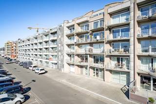 Vlot bereikbare garagebox op de Tijdokstraat te Zeebrugge. Deze gesloten garage is gelegen op het gelijkvloers in een goed onderhouden residentie. Voldoende manoeuvreerruimte en gemakkelijk in te rijden. <br /><br />De garage is voorzien van een lichtpunt en een stopcontact.<br /><br />Afmetingen garagebox: breedte van 2,75 meter en diepte van 5,26 meter. Kantelpoort 2 meter hoog.<br /><br />Bezoeken? Graag na afspraak met Willem Cauwels op 050/89.27.70