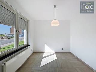 Aangename en goed gelegen 3 slaapkamer woning, met garage en ruime tuin! Op het gelijkvloers: Ruime en mooi belichte woonkamer (+/-30m²)...