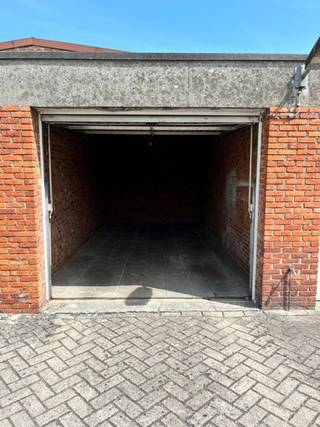 Afgesloten garagebox gelegen op een goede locatie nabij het centrum.<br /><br />Afmetingen : <br />- 2,80m breedte<br />- 6m diepte<br /><br />Elektriciteit is er op heden aanwezig maar is in samenspraak met de rechter naast gelegen garage.<br /><br /><span>Bijzondere informatieplicht: in aanvraag</span>