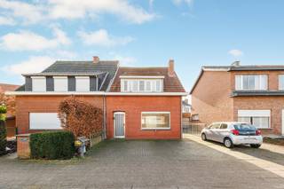 Deze halfopen woning is rustig gelegen in Turnhout, op korte afstand van het centrum. Winkels, scholen en openbaar vervoer bevinden zich in de...