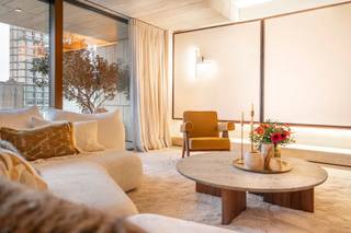 Een uniek karakter met een hoog niveau van detail : een neutrale uniforme natuurlijke pleister op alle vloeren en muren, aangevuld met het...