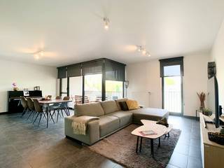 Te huur, recent 2-slaapkamer appartement in OosterzeleOp een UITERMATE GUNSTIGE LIGGING te Oosterzele ontpopte zich dit AANGENAAM WOONPROJECT. De...