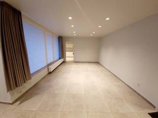 BRUGSTRAAT 36 glv B TE BOEZINGE<br /><br />Zeer ruim twee slaapkamer appartement recent gerenoveerd gelegen op het gelijkvloer.<br />Bestaande uit grote woonplaats, ruime afzonderlijke leefkeuken.<br />Twee slaapkamers.<br />Nieuwe badkamer met dubbele lavabo, instapdouche en washoek.<br />Afzonderlijk toilet, berging en privatieve kelder.<br /><br />Rustige ligging met terras en zicht op de gemeenschappelijke tuin.<br />Gemeenschappelijke fietsenberging.<br /><br />Gordijnen en overgordijnen voorzien.<br />Lichtarmaturen aanwezig.<br /><br />Geen syndickosten.<br />01/11/2026
