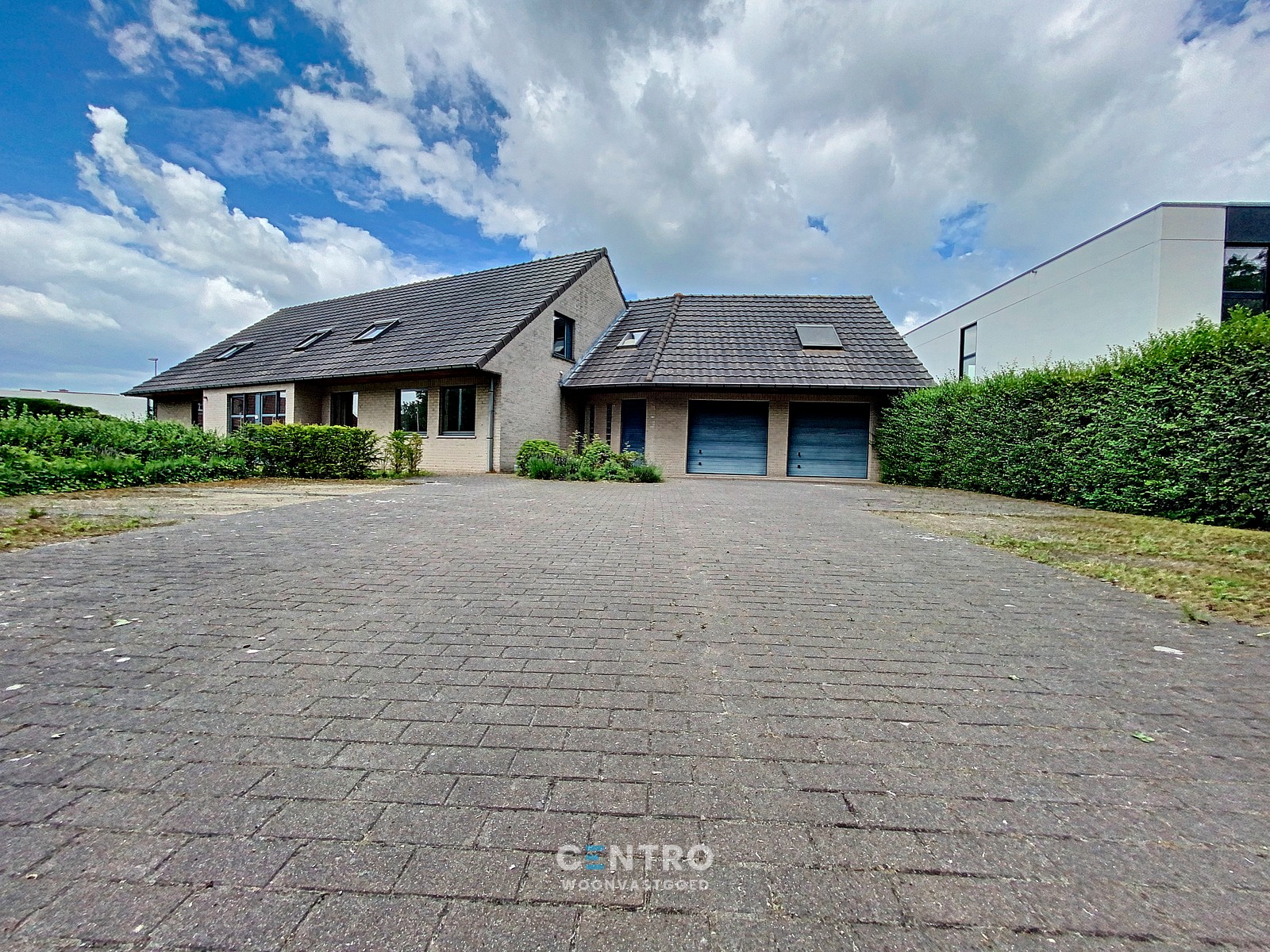 Vrijstaande VILLA (430m²) op een hoekperceel van ± 1.200 m² op invalsweg Roeselare (vlakbij de ring R32). Ook ideaal als KANGOEROEWONING. - foto 2