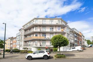 Ontdek in Laken, in de woonwijk Les Pagodes, dit mooie gerenoveerde appartement van ±96 m², gelegen op de tuinniveauverdieping van een klein gebouw uit 1958.
Het appartement valt op door zijn ruime indeling en aangename lichtinval. De woonkamer van ±25 m², voorzien van een open haard, straalt een gezellige sfeer uit en biedt toegang tot een privétuin van ±30 m² op het westen, ideaal om aan het eind van de dag van de zon te genieten. De keuken en de badkamer moeten nog worden geïnstalleerd, waardoor de toekomstige eigenaars deze volledig naar eigen smaak en behoeften kunnen inrichten. De woning omvat ook een slaapkamer met ruimte voor een badkamer, een bureau, een wasruimte, een inloopkast en een apart toilet. Een zolderruimte maakt het geheel compleet en biedt extra opbergruimte.
Een appartement dat een mooie balans biedt tussen binnenruimtes, een eigen buitenruimte en mogelijkheden tot personalisatie, in een rustige en geliefde wijk van Laken.
EPB: E, 233 kWh/(m²/jaar)