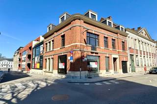 UNIEK gelegen CASCO HANDELSPAND (winkel/kantoor), naast de OLV-kerk en op een boogscheut van de Grote Markt, de verlaagde Leieboorden en het winkel- wandelcentrum. . VISIBILITEIT: indrukwekkende raampartijen, hoge plafonds. Uitzonderlijke combinatie van authenticiteit en vernieuwing. Mee genieten van het bruisende stadsleven dankzij de passerelle die de connectie maakt met het handelsgedeelte op het gelijkvloers. Afzonderlijke ondergrondse archief/bergruimte en fietsenstalling aanwezig. Casco oplevering. Volledige vrijheid in keuze van inrichting en indeling.