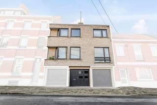 <strong>Ruime bel-étage met garage in hartje Rumbeke</strong><br /><br />Deze ruime en instapklare bel-étage is centraal gelegen in het centrum van Rumbeke en combineert comfortabel wonen met een uitstekende bereikbaarheid. Dankzij de doordachte indeling, moderne technieken en tal van troeven is dit een ideale woning voor wie ruimte en energiezuinigheid belangrijk vindt.<br />Op het gelijkvloers bevindt zich de inkomhal, een praktische berging en een zeer ruime garage voorzien van ingemaakte kasten, ideaal voor extra opslag.<br />De eerste verdieping vormt het leefgedeelte en geniet van veel natuurlijk licht. Hier vindt u een gastentoilet, een zonnig terras, een lichtrijke open keuken met eetruimte en aansluitend een gezellige woonkamer met open haard – perfect voor aangename momenten met familie en vrienden.<br />Op de tweede verdieping bevinden zich twee volwaardige slaapkamers, een recent vernieuwde badkamer met inloopdouche, een apart toilet en een technische ruimte die tevens dienst kan doen als extra berging. De derde verdieping beschikt over een zolderruimte, geschikt voor opslag.<br /><br /><strong>Troeven van deze woning:</strong>
<ul>
	<li>Centrale ligging in Rumbeke</li>
	<li>Zonnig terras</li>
	<li>Garage met ingemaakte kasten</li>
	<li>Warmtepomp + Zonnepanelen (10 panelen van 400 W, geplaatst in 2023)</li>
	<li>Energiezuinig en comfortabel wonen</li>
</ul>
Deze bel-étage biedt een unieke combinatie van ruimte, comfort en duurzaamheid in het centrum. Zeker een bezoek waard!<br /><br />Wacht niet te lang om deze unieke kans te grijpen. Kom het zelf ontdekken en ervaar de verschillende mogelijkheden die deze woning te bieden heeft. Wij staan klaar om u te verwelkomen in uw toekomstige droomhuis! Bel ons vrijblijvend op voor een bezoek en info. Wij begeleiden u graag met de glimlach op zoek naar uw droomwoning &amp; commercieel pand. T. 051 62 40 40.