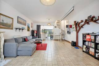 Dit instapklaar handelshuis / gezinswoning met 3 slaapkamers is gelegen in Kessel-Lo, op slechts 10 minuten fietsen van Leuven centrum.<br /><br />Indeling:<br /><br />We betreden de woning via de ruime en lichtrijke woonkamer met authentieke elementen zoals de open haard. Verder wandelen we door naar de open en volledig geïnstalleerde keuken en de veranda. Deze kijkt uit op de gezellige tuin en het terras. Verder vinden we op het gelijkvloers een apart gastentoilet en praktische berging.<br /><br />De rechterkant op het gelijkvloers van de woning bestaat momenteel uit een handelsruimte. Deze wordt momenteel gebruikt als wijnbar. Maar kan ook ingericht worden voor andere functies, als thuis bureau of als garage omgebouwd.<br />Achteraan in het handelspand vinden we een bijkeuken, apart gastentoilet en berging.<br /><br />Via de trap bereiken we de eerste verdieping. Hier vinden we 3 slaapkamers van 19m², 16m² en 13m². Verder is er een badkamer met douche, bad, dubbel lavabo en toilet.<br /><br />Tot slot is er een zolder die zich uitstrekt over de volledige oppervlakte (74m²) die omgebouwd kan worden tot 4de slaapkamer en / of extra badkamer of die kan gebruikt worden als stockageruimte. Als laatste is er een kelder.<br /><br />EPC B. Elektriciteit is conform. Verwarming is op aardgas. <br />Sinds 2020 zijn er 12 zonnepanelen van 4000 kw.<br /><br />De akte kan ten vroegste op 1 maart 2027 getekend worden.<br /><br />Voor meer info of een bezoek ter plaatste, mag u ons steeds contacteren!