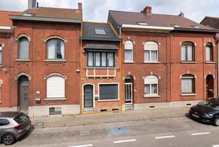 Deze charmante rijwoning is gelegen in het aangename Lembeek en bevindt zich nabij winkels, scholen, openbaar vervoer en belangrijke invalswegen. De woning werd op de verdiepingen reeds gerenoveerd, terwijl het gelijkvloers nog lichtjes verder afgewerkt dient te worden.
We betreden de woning via de inkomhal en komen terecht in de keuken. Deze geeft uit op de eet- en leefruimte, die op haar beurt toegang biedt tot de gezellige koer. Op het gelijkvloers bevindt zich tevens een apart toilet.
Met de trap begeven we ons naar de eerste verdieping waar we twee slaapkamers aantreffen. Verder beschikt deze verdieping over een badkamer uitgerust met een bad met douche, lavabo en toilet.
De zolderverdieping werd ingericht als slaapkamer en biedt hierdoor een derde volwaardige slaapruimte.
Tot slot beschikt de woning over een praktische kelder, ideaal als extra opbergruimte.
Deze woning biedt dankzij de reeds gerenoveerde verdiepingen en de verdere afwerkingsmogelijkheden op het gelijkvloers een interessante opportuniteit voor starters, gezinnen of investeerders.
