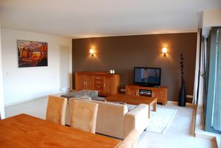 CASALINA REAL ESTATE stelt te huur - dit prachtige gemeubileerde appartement van hoge standing op de 2e verdieping, ideaal gelegen nabij het...
