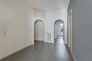 <p><span>Karaktervol appartement, gelegen in de Tentoonstellingswijk | Antwerpen Zuid</span></p><p><span>Ondergebracht op de eerste verdieping van kleinschalig gebouw en gemeenschappelijke fietsenberging, 2 slaapkamers, aangename woon,- en leefruimte + terras.</span></p><p><span> </span></p><p><span>Ruime lichte inkomhal met gastentoilet, vestiaire en extra bergruimte.</span></p><p><span>Toegang tot de lumineuze woon-en leefruimte met schouw, moluren en op parketvloer.</span></p><p><span>Prachtige keuken voorzien van thans ingebouwde kastenwand, 4-pit gasfornuis, vaatwasser, ijskast, ingebouwde dampkap en oven. Toegang tot terras.</span></p><p><span>Plaats voor een ontbijttafel en uitgevend op het aangenaam terras van ca. 10m² met prachtig zicht op groen en voorzien van berging.</span></p><p><span>Verder beschikt dit sfeervol appartement over 2 mooie slaapkamers op parket waarvan de hoofdslaapkamer uitgeeft op het terras.</span></p><p><span>Badkamer op stenen vloer en uitgerust met een lavabo in meubel met spiegelkast en bergruimte, ligbad en douche.</span></p><p><span>Aansluiting voor wasmachine en droogkast.</span></p><p><span> </span></p><p><span>Kosten: </span></p><p><span>150€/maand : provisie verwarming, onderhoud en verbruik van de gemene delen.</span></p><p><span>30€/maand: vaste kost voor het beheer</span></p><p><span>Water en elektriciteit individueel te betalen.</span></p><p><span>Fietsenberging en aparte kelder in het gebouw.</span></p><p><span> </span></p><p><span>Ligging:</span></p><p><span>Gelegen in de karaktervolle expowijk, zuidrand Antwerpen Stad, met snelle toegang tot de autostrades, openbaar vervoer, winkels en scholen vlakbij.</span></p><p><span> </span></p><p><span>Beschikbaar vanaf 01/06/2026</span></p><p><span> </span></p><p><span> </span></p>