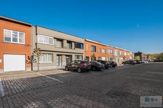 Op een uitstekende locatie te Lier, bevindt zich deze instapklare woning met 3/4 slks en gezellige tuin.<br /><br />Deze goed onderhouden woning is gelegen in een kindvriendelijke omgeving doch op wandelafstand van het centrum wat ervoor zorgt dat station Lier, winkels, scholen en openbaar vervoer binnen handbereik zijn. Door de centrale ligging is er een gunstige connectie met de ring van Lier dewelke directe verbinding geeft met omliggende gemeenten en autostrade.<br /><br />We betreden de woning langs de inkomhal (toegang kelder), dewelke op haar beurt toegang verleent tot de gezellige leefruimte met zithoek, eetplaats en aansluitend volledig geïnstalleerde keuken met alle hedendaags comfort en mogelijkheid tot ontbijtruimte. Tevens werd de keuken voorzien van een veranda wat zorgt voor een extra mooie lichtinval. Achterliggend de keuken bevindt zich een gastentoilet, geriefelijke berging met wasplaats alsook een extra (slaap/hobby)kamer op het tussenverdiep.<br /><br />De trap in de inkomhal brengt ons tot het 1 ste verdiep. De nachthal zorgt hier voor een connectie met 3 volwaardige slaapkamers en een uitgeruste badkamer met ligbad, douche, toilet en wastafel.<br /><br />Het aangelegde terras in combinatie met de charmante tuin maken het plaatje compleet. Hier is het heerlijk vertoeven in alle rust en privacy. Tevens is er de aanwezigheid van een ruime tuinberging.<br /><br />Kom alvast de mogelijkheden van deze veelzijdige woning ontdekken tijdens een plaatsbezoek!