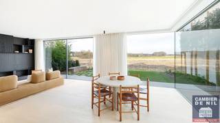 Superbe villa avec vue sur les Polders.<br /><br />Située au bord du Zoute, cette villa de nouvelle construction vous offre le summum du confort et de la tranquillité. Le rez-de-chaussée comprend un magnifique hall d'entrée avec de belles hauteurs de plafond, des toilettes pour les invités. Un espace de vie lumineux. La cuisine entièrement équipée et le coin repas s'intègrent élégamment à l'espace de vie et offrent un accès direct à la terrasse, d'où vous pourrez profiter d'une vue unique sur les polders.<br /><br />Le premier étage comprend 3 chambres à coucher. La chambre principale dispose d'une salle de bains en-suite, équipée d'un double lavabo, d'une douche à l'italienne et d'une baignoire. Deuxième et troisième chambre avec salle de douche. Une quatrième chambre spacieuse avec salle de bains en-suite au 2ème étage.<br /><br />La villa dispose d'un sous-sol complet, où se trouve une grande salle polyvalente pouvant servir comme fitness, home cinéma ou espace de détente.<br />Un garage pour une voiture.<br />PEB: Classe-A