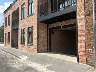Centraal gelegen, vlakbij het treinstation en Grote Markt van Diksmuide, vindt u deze ondergrondse parkeerplaats. <br /><br />De ruime parkeerplaats is gelegen op verdieping -1 in de nieuwbouw Residentie "Het zonnig hoekje" en is te bereiken via een toegangspoort gelegen in de Rosemarijnstraat. Wegens zijn ruime afmetingen kunt u hier verschillende voertuigen veilig stallen.<br /><br />Diepte: 5m<br /><br />Breedte: 2m<br /><br />Onmiddellijk beschikbaar!<br /><br />