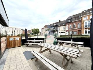 Ben je op zoek naar een instapklare frituur op een uitstekende locatie? Grijp dan nu je kans! Frituur De Oostpoort, gelegen op een topligging in Kortrijk, is dé uitgelezen opportuniteit voor wie wil starten of uitbreiden in de horecasector.<br /><br />Deze goed draaiende zaak is volledig uitgerust en klaar om overgenomen te worden zonder extra investeringen. Alles is aanwezig om meteen te starten:<br /><br />🔹 Volledig ingerichte frituur met professionele Perfecta-installatie ( 3 jaar oud ), inclusief:<br />Transfer-systeem<br />Vleesbak ( 3 manden )<br />2 afbakpotten<br />Bakplaat<br /><br />🔹 Ruime koel- en vriescapaciteit (optimale koelcapaciteit):<br />Koeltoog<br />Frigocel<br />4 diepvriezers<br /><br />🔹Comfort &amp; Zithoek:<br />10 zitplaatsen binnen<br />20 zitplaatsen buiten – ideaal voor de zomermaanden<br />Gezellige inrichting en goede sfeer<br /><br />🔹Uitrusting:<br />3 televisies voor klantentainment<br />2 infrarood verwarmers voor het terras<br /><br />🔹 Ideale ligging met veel passage en zichtbaarheid – zowel voor afhaal als ter plaatse eten.<br />Of je nu een ervaren uitbater bent of een gemotiveerde starter, deze zaak biedt een unieke kans op een rendabele overname met bewezen potentieel.<br /><br />Troeven:<br />Gelegen op een drukke locatie met veel passage<br />Gunstige huurvoorwaarden ( €900/maand)<br />Alles aanwezig om direct te starten<br />Geschikt voor zowel afhaal als ter plaatse eten<br /><br />Een unieke kans voor zowel starters als ervaren uitbaters in de horeca!<br />📍 Locatie: Oostpoort – Kortrijk<br />📦 Overnameprijs en voorwaarden op aanvraag<br />📞 Interesse? Contacteer ons vandaag nog voor meer info of een bezichtiging.