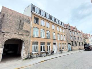 Gezellig energiezuinig (label B) appartement in een rustige buurt nabij de Augustijnenrei in centrum van Brugge nabij tal van winkels zoals...