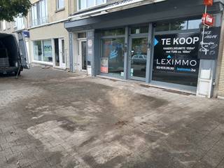 Gunstig & commercieel gelegen handelsgelijkvloers aan de Oosterveldlaan, een zijstraat van de Prins Boudewijnlaan, recht tegenover het ZAS Augustinus ziekenhuis. Het pand is makkelijk bereikbaar op slechts 3 min. rijden van de oprit E19 Antwerpen-Brussel. Het bevindt zich op wandelafstand van verschillende winkels en het openbaar vervoer (bushalte voor de deur). Er is parkeergelegenheid in de onmiddellijke omgeving. <br /><br />De indeling is als volgt: GLVL: een handelsruimte van 65m2, een toog, een bureau, apart sanitair, een niet-ingerichte keuken en een berging. Achteraan ligt een tuin op kunstgras. Mogelijkheid tot voorziening van een buitenterras vooraan en achteraan in de tuin. Goede EPC score: Label C!<br /><br />Wenst u een bezichtiging? Contacteer ons via 03 459 99 99 of info@leximmo.be.