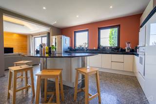 <strong>We Invest Sud-Luxembourg nodigt u uit om deze uitzonderlijke</strong> villa te ontdekken, genesteld in het hart van het groene platteland van <strong>Sibret </strong>(Vaux-Sur-Sûre), op een groot terrein van 60 hectare. Een oase van rust die natuur, moderniteit en comfort combineert, binnen handbereik van alle voorzieningen en de Luxemburgse grens.<br /><br /><strong>Moderne, hoogwaardige architectuur:</strong><br />Deze villa heeft een aantrekkelijke eigentijdse stijl en energiezuinige kenmerken:<br />
<ul>
<li>Vloerverwarming</li>
<li>Fotovoltaïsche panelen</li>
<li>Geothermisch systeem</li>
</ul>
<strong>Royale leefruimte voor het hele gezin:</strong><br />Het huis biedt 6 tot 8 slaapkamers, 3 badkamers en ruime leefruimtes.<br /><br /><strong>Een geïntegreerde werkruimte:</strong><br />Bent u zelfstandige of professional? Profiteer van 90 m² speciale ruimte, perfect geschikt voor professioneel gebruik.<br /><br /><strong>Een goed onderhouden buitenruimte om nieuwe energie op te doen:</strong><br />De aangelegde tuin beschikt over een mooie vijver, een terras en een veranda op het zuidwesten. <br /><br /><strong>Begane grond: </strong><br />
<ul>
<li>Kelders over de hele oppervlakte van het huis met externe toegang</li>
<li>Grote garage van 38 m²</li>
</ul>
<strong>Technische kenmerken :</strong> <br />PEB klasse B, geothermische vloerverwarming, houtkachel, fotovoltaïsche panelen, PVC ramen met dubbele beglazing, elektrische rolluiken, pannendak. Vloerbedekking: marmerhars, semi-massief parket, tegels. <br /><br /><strong>Droom je van een ruime, eco-efficiënte woning in een rustige omgeving? Dan is dit de villa voor jou. Trek er nu in! <br /><br /></strong>Neem voor meer informatie of een bezichtiging contact met ons op:<strong> +32 (0)63 33 00 69 - alexandra.da@weinvest.be<br /></strong>