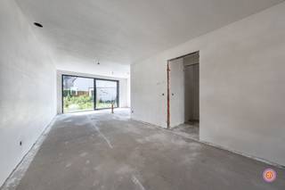 In het rustige Hingene worden vier nieuwbouwwoningen opgetrokken. Volgens velen de mooiste deelgemeente van Bornem door zijn gezellige centrum, kasteel d'Ursel en het rondomliggend park. Het project is gelegen op een rustige doch centrale locatie, op wandelafstand van winkels, scholen en het park.<br /><br />Het project bestaat uit één halfopen en drie gesloten bebouwingen, allen voorzien van hedendaags comfort.<br /><br />De woningen onderscheiden zich door hun krachtige vormgeving in warme rode baksteen. De strakke belijning en het doorlopende metselwerk geven het geheel een tijdloze uitstraling. De raampartijen zorgen voor een subtiel ritme in de gevel en brengen op een verfijnde manier licht binnen. Het hellend dak versterkt het tijdloze, huiselijke karakter en maakt van dit project een hedendaagse interpretatie van klassiek wonen.<br /><br />De woningen zullen bijna-energieneutraal zijn. Er wordt gebruik gemaakt van een warmtepomp in combinatie met vloerverwarming en de nodige isolatie.<br /><br />Als kers op de taart zijn de woningen voorzien van een zuidwest-gerichte tuin met aangelegd terras.<br />Genieten van een aperitief was nog nooit zo aangenaam.<br /><br />Parkeren vormt geen probleem, dankzij de autostaanplaatsen achteraan.<br />Deze zijn verplicht aan te kopen aan € 15.000,00 excl. kosten.<br /><br />De woningen worden volledig en kwalitatief afgewerkt.<br /><br />Wens je meer informatie over deze kwalitatieve nieuwbouwwoningen?<br />Contacteer ons gerust via info@julimmo.be of 03 303 39 36.