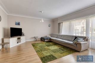 <p><span>Square Estate presenteert u dit prachtige appartement op de begane grond, gelegen in een klein appartementencomplex in Strombeek-Bever, vlakbij winkels, scholen, verkeersaders en openbaar vervoer.</span></p><p><span>Dit volledig gerenoveerde appartement is als volgt ingedeeld: een inkomhal, een lichte woonkamer, een super uitgeruste keuken, een wasruimte, 3 slaapkamers, een badkamer en een apart toilet.</span></p><p><span>Het appartement beschikt ook over een kelder en een afgesloten garagebox, die bij de prijs zijn inbegrepen.</span></p><p><span>Voor meer informatie of een bezichtiging kunt u contact opnemen met Square Estate op 02/460.42.01 of via info@square-estate.be. </span></p>