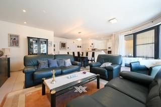 Dit instapklare appartement met een bewoonbare oppervlakte van ca. 105 m² bevindt zich op het derde verdiep in residentie Cleveland, pal in het levendige centrum van Deinze. <br /><br />Het appartement zelf is slim ingedeeld en geniet van een aangename lichtinval uit dankzij de grote raampartijen aan de kant van de Markt. Je komt binnen in een inkomhal met ruimte voor een vestiairekast, waarna je terechtkomt in de open leefruimte met zit- en eethoek, naadloos verbonden met de open keuken voorzien van diverse inbouwtoestellen. Er zijn twee comfortabele slaapkamers, een berging, een apart gastentoilet en een badkamer met dubbele wastafel, ligbad en inloopdouche. Een extra troef is het ruime terras dat zich over de volledige breedte van de voorgevel uitstrekt en rechtstreeks toegankelijk is vanuit de leefruimte.<br /><br />Het appartement beschikt ook over een gekoppelde carport die te bereiken is via de Mouterijdreef. Deze carport is aan te kopen aan de prijs van 25.000 euro. <br /><br />Op heden is dit appartement verhuurd aan 1.025 euro per maand (excl. maandelijkse kosten) waardoor het ook als investering een interessante aankoop kan zijn die onmiddellijk kan renderen. Indien u hier zelf uw intrek wenst te nemen, dient u rekening te houden met de wettelijke opzegtermijnen. <br /><br />EPC: 160 (B) / elektriciteit: conform / asbestveilig / Centrale verwarming op aardgas - Benieuwd? guillian@landbergh.be of 09 278 78 79.