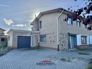 Deze gerenoveerde halfopen woning is ideaal voor wie op zoek is naar een instapklare woning met alle comfort en een gunstige ligging.De woning...