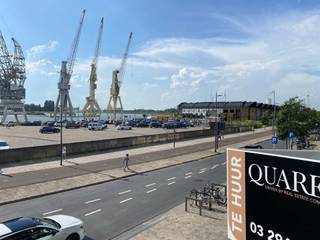 <p><span>Eén slaapkamer appartement met prachtig zicht op de Schelde!</span></p>
<p><span>Indeling:</span></p>
<p><span>Dit appartement is gelegen op de eerste verdieping van een recent gebouw met lift. Het situeert zich op het Eilandje in de nabijheid van openbaar vervoer, winkels en restaurants.</span></p>
<p><span>De zonnige leefruimte op mooie parketvloer met vloerverwarming geniet van enorm veel lichtinval. Aansluitend een gezellig terras waar men 's avonds rustig kan genieten van de ondergaande zon. </span></p>
<p><span>De open keuken is voorzien van alle moderne comfort en beschikt over een koelkast met vriesvak, keramische kookplaat met dampkap, combi-oven en vaatwasser.</span></p>
<p><span>Vanuit de slaapkamer heeft men eveneens een leuk zicht over de Schelde. De ensuite badkamer is voorzien van een inloopdouche en enkel lavabomeubel.</span></p>
<p><span>Verder beschikt het appartement over een apart toilet met handenwasser en berging met aansluiting voor wasmachine en droogkast.</span></p>
<p><span>Op het gelijkvloers is een gemeenschappelijke fietsenstalling voorzien.</span></p>
<p><span>Gemeenschappelijke lasten: 90 €/maand. Beschikbaar vanaf 1/5/2026 - Huurwaarborg: 3 maanden huur - Standaard huurovereenkomst (3-6-9 jaar)</span></p>