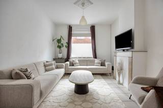 Instapklare gezinswoning te koop in Ronse in de Oudestraat. Deze woning telt 3 ruime slaapkamers op een mooi perceel van 612 m2. Deze eigendom is ideaal gelegen, op slechts 5 min van het centrum van Ronse. <br /><br />De woning wordt momenteel verhuurd en is tevens een ideale investering met een rendement van 3,7%. <br /><br />Indeling: <br />Inkomhal, ruime leefruimte met eetplaats en gaskachel, een recente keuken (vaatwas, oven, gasvuur en frigo), berging en badkamer (douche, toilet en lavabo). <br /><br />Op de eerste verdieping bevindt zich de eerste slaapkamer en tweede slaapkamer. Verder op de tweede verdieping is er de masterbedroom. <br /><br />Via de keuken heb je toegang naar het terras en volledig omheinde tuin.<br /><br />Extra's: <br />- elektrische installatie conform<br />- geen renovatieplicht<br />- dak volledig vernieuwd in 2025<br />- verhuurd <br />- centrale verwarming op gas<br /><br />Contacteer marie@immomargaux.be voor meer informatie of een afspraak ter plaatse.