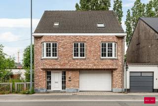 Moderne sfeervolle recente woning bestaande uit een ruim gelijkvloers met grote garage, inkomhal met toilet en een polyvalente praktijk/bureau ruimte en buitenruimte . Op de eerste verdieping vinden we een ruime aangename lichte living met veel daglicht op parketvloeren met een moderne geïnstalleerde leefkeuken voorzien van alle comfort en een ruim aansluitend zonnig terras. Hoofdslaapkamer met ensuite badkamer en tevens een wasplaats. Op de tweede verdieping beschikt deze woning bovendien nog over een viertal slaapkamers.
Kortom een ruime instapklare energiezuinige gezinswoning met mogelijkheid tot praktijkruimte of kangoeroe wonen. Asbest vrij en conforme elektriciteit gelegen op een centrale locatie kortbij alle voorzieningen en met een ideale mobiliteit.